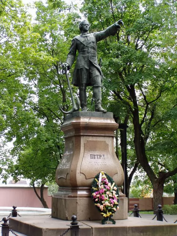 Monument to Peter I