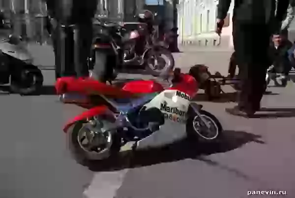 Мотоцикл фото - Мелом на асфальте