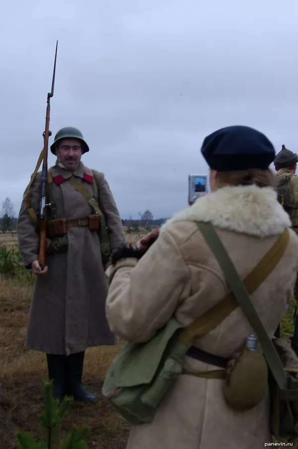 Fighters of the Red Army take photos of each other as a keepsake