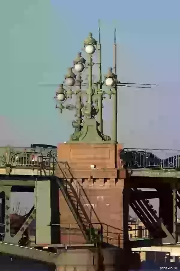 Lanterns on Troitsky bridge photo - Details
