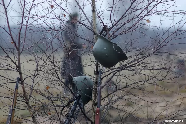 Каски и винтовки на позициях финнов фото — Зимняя война