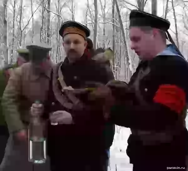 Красные квасят спирт из бутыли фото - Наступление Юденича на Петроград