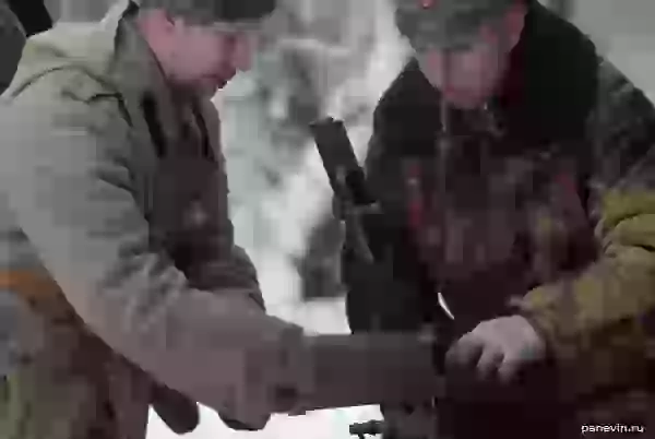 Красный пулемётчик и чин белых ковыряются в пулемёте фото - Наступление Юденича на Петроград