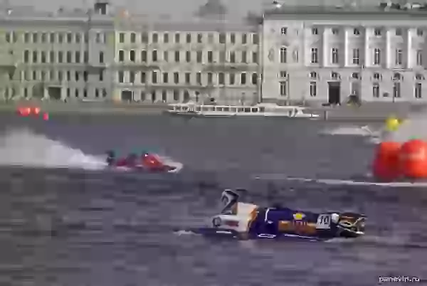 Minus one. The withdrawn race boat photo - Formula 1 on a water