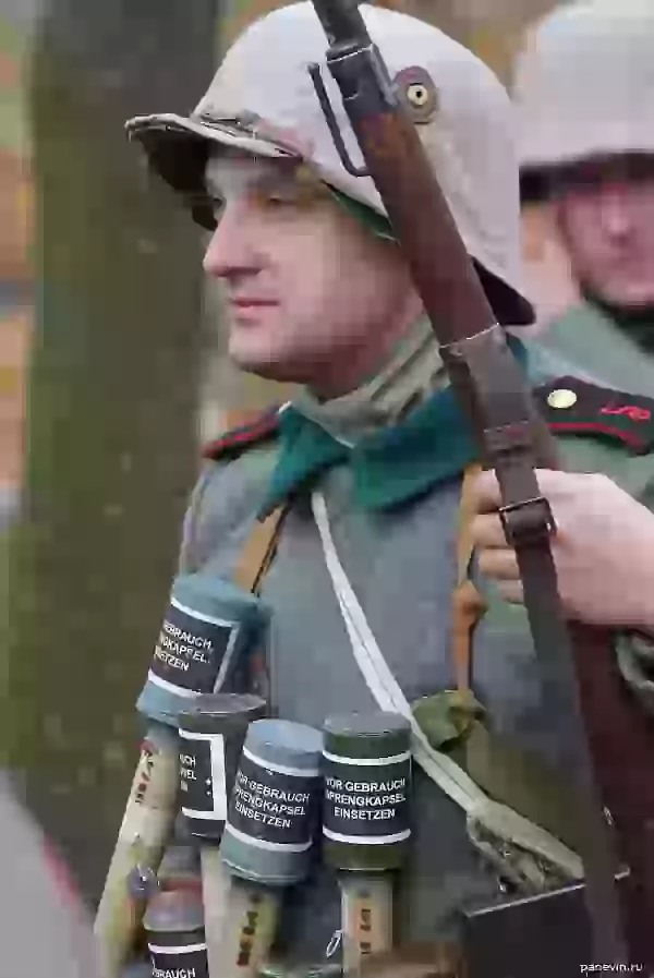 Немец, увешанный гранатами фото - Реконструкция боёв I Мировой войны