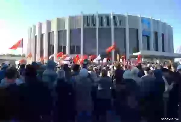 Общий вид на митинг у «Юбилейного» фото - Митинг против строительства «Охта Центра»