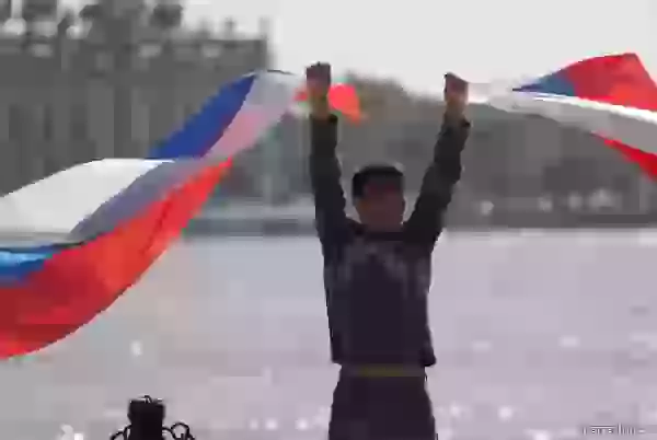 Один из людей с флагами фото - День флага России