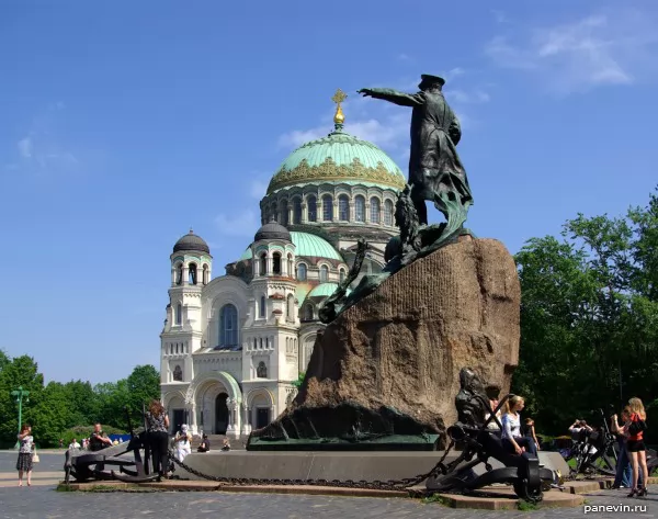 Monument to Admiral Makarov and the Naval Cathedral photo - Kronstadt