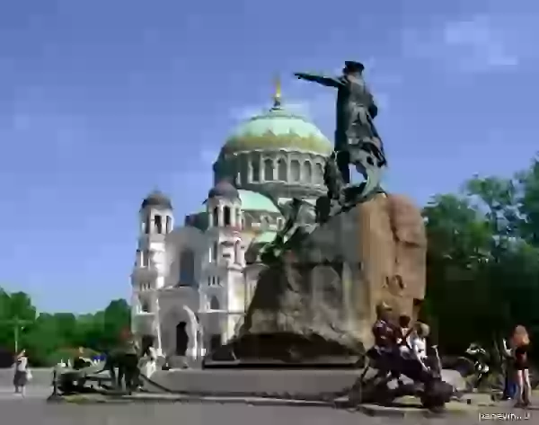 Monument to admiral Makarov and the Naval Cathedral photo - Kronstadt