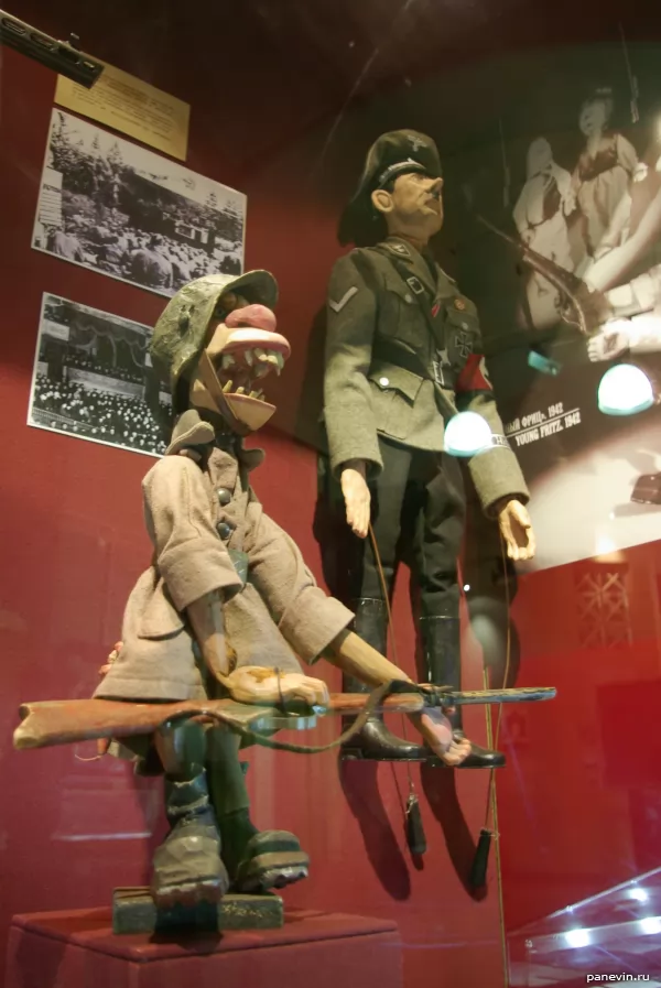 Театральная кукла — «фашист» и театральный «Гитлер»