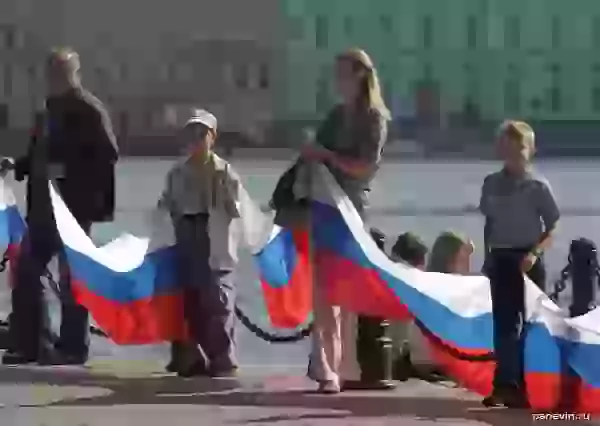 Участники фото - День флага России
