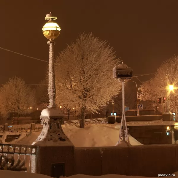 Lantern at the beginning of the Little Konushenny Bridge