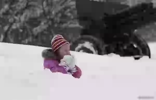 Girl eats snow and ZIS-3 photo - Lifting of a blockade