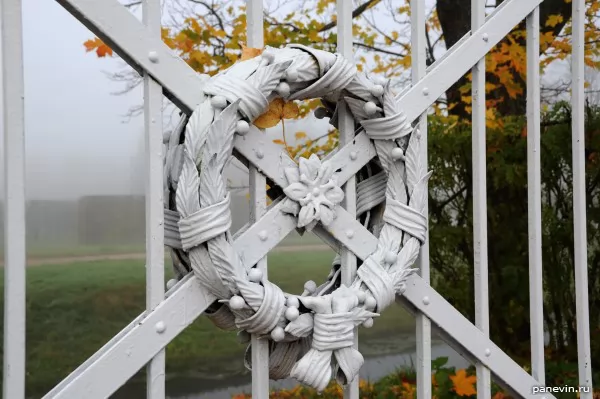 Element of a lattice in Aleksandrov park