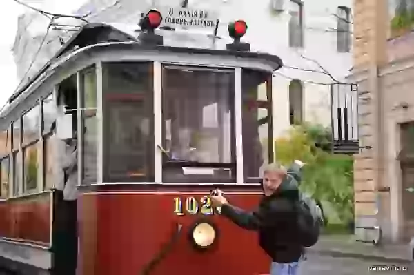 People are joyfully photographed with historical tram photo - 105 years to the Petersburg tram