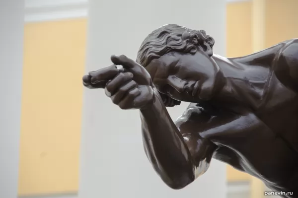 Скульптура «Юноша, играющий в бабки»