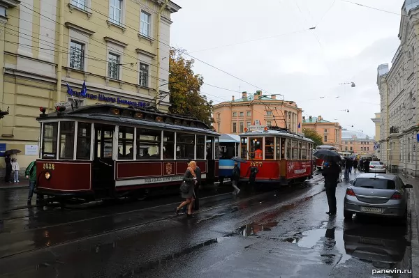 Вереница трамваев на Инженерной улице