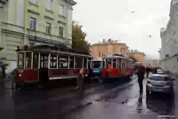 Вереница трамваев на Инженерной улице фото - 105 лет петербургскому трамваю