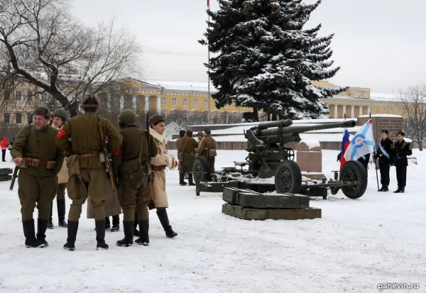 Зенитное орудие на Марсовом поле