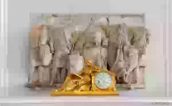 Барельеф в Белом зале и золотые часы фото - Гатчина