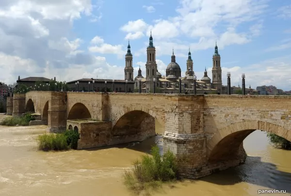 Cathedral-Basilica of Our Lady of the Pillar, the river Ebro and the Stone bridge