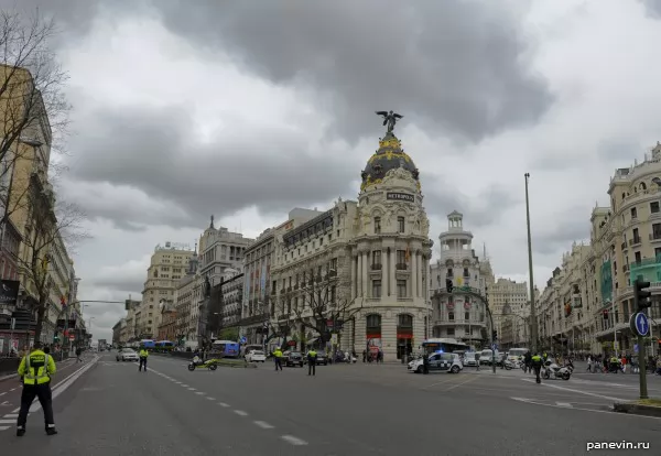 Калле де Алкала и здание Метрополис