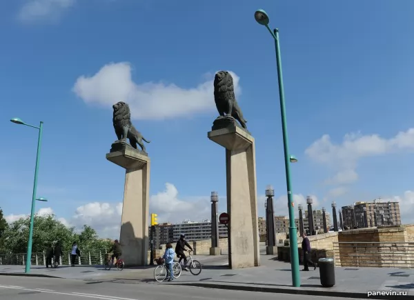 Lions on the Stone bridge through Ebro, a photo — Zaragoza