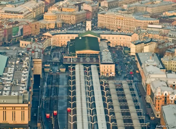 Moscovsky railroad station and the Revolt (Vosstaniya) square