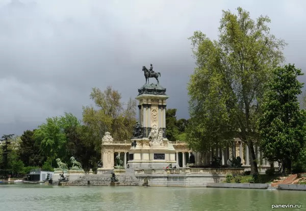 Monument to king Alfonso XII