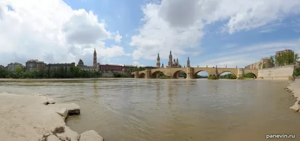 Panorama of the river Ebro, a photo — Zaragoza