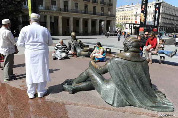 Sculptures on Plaza Nuestra Seniora del Pilar a photo — Zaragoza