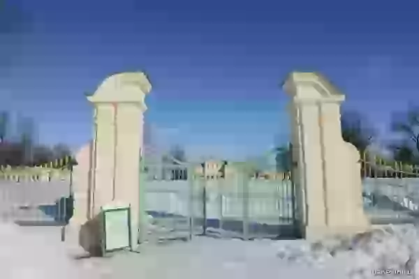 Gate of park of the Menshikovsky palace photo - Oranienbaum