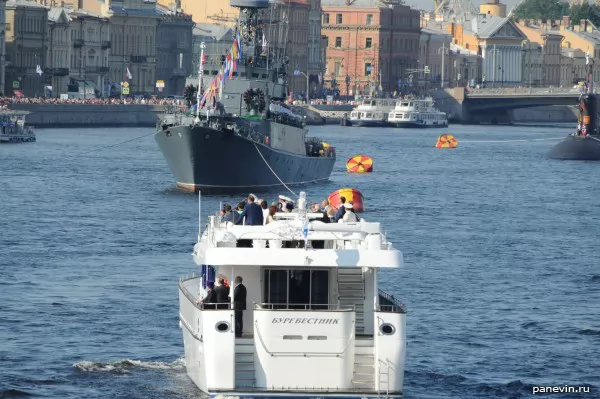 Адмиральская яхта. Адмирал принимает парад кораблей