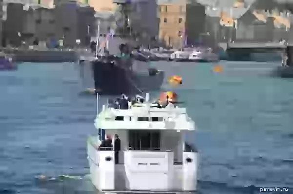 Адмиральская яхта. Адмирал принимает парад кораблей