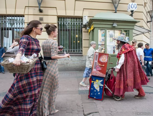 Girls and the organ-grinder