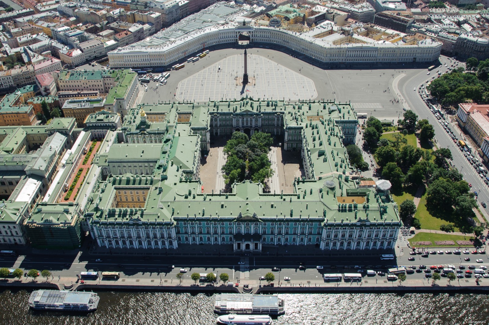 Дворцовая площадь в Санкт-Петербурге Эрмитаж
