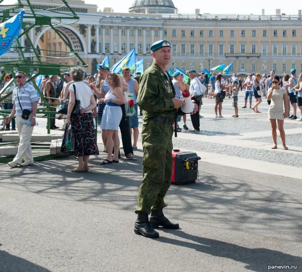 Командующий праздником