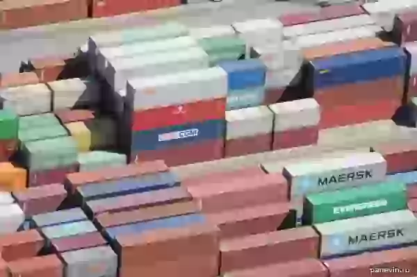 Морские контейнеры в порту