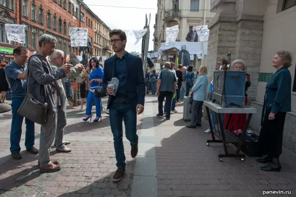 People, a street organ