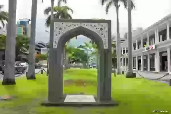 Мусульманская арка с цитатами из Корана на Intendance street