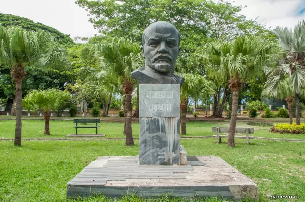 Monument to Lenin in Port Louis