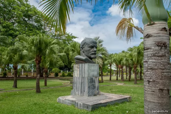 Monument to Lenin on Mauritius, photo — Port Louis