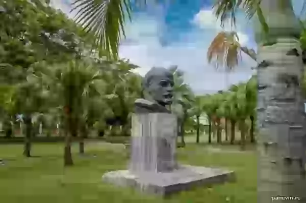 Памятник Ленину фото - Порт-Луи