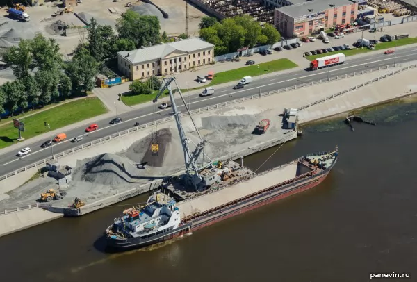 Unloading of rubble from the dry-cargo ship