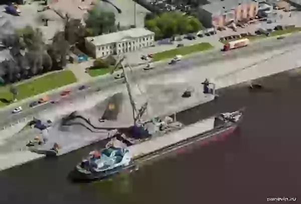 Unloading of rubble from the dry-cargo ship photo - Ships