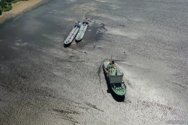 Dry-cargo ships and the ice breaker