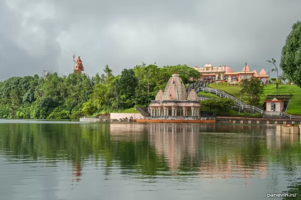 Sacred lake Ganga Talao, photo — Hindu temples