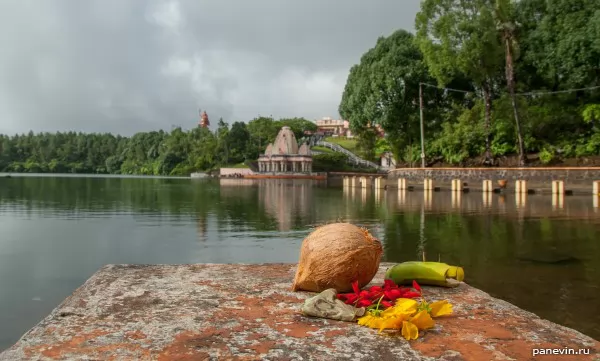 Sacrificial gifts of a photo — Hindu temples