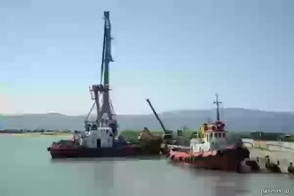 Tugs and floating crane photo - Ships