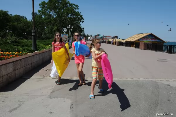 Girls on quay — Crimea